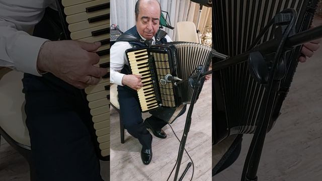 Армянский аккордеонист Артём Арутюнян - фрагмент из новогоднего выступления смотреть онлайн