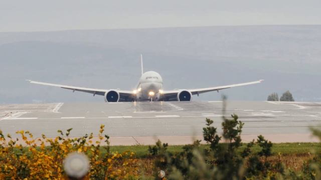 Boeing B777 Lands Immediately After Ryanair B737 Takes Off