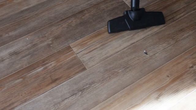 Обзор пылесоса BOSCH Easy Vac 12 работа со стандартной щеткой на гладком покрытии