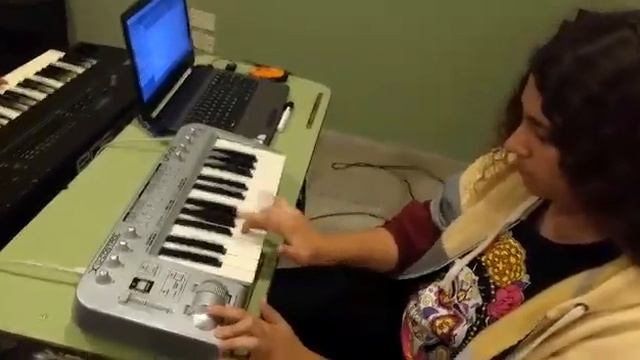 ¡Duelo de sintes! - Gary vs David / Synth Wars Cover | Un Pianista Más смотреть онлайн