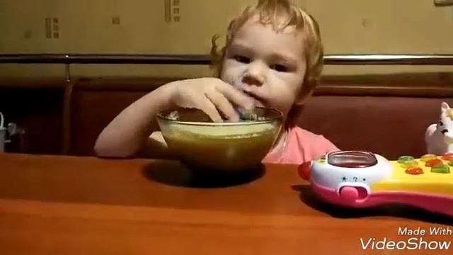 Завтракаем. Пьем кашу из трубочки. Нас зовут Счастье. смотреть онлайн