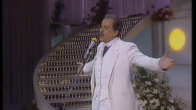 Domenico Modugno - Io vivo qui (Sanremo '83 - 3a serata) - live смотреть онлайн