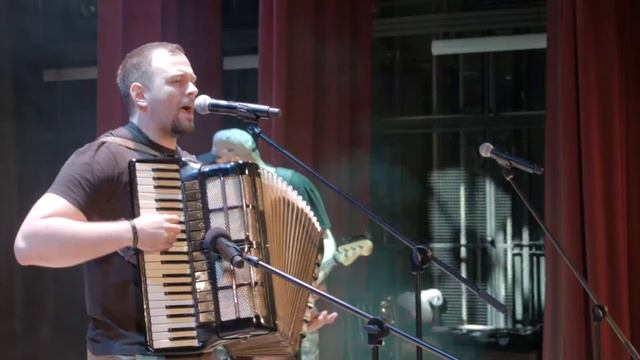 Гр. Ленинград - В девушке главное это глаза(cover by Coverwood) смотреть онлайн