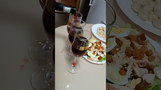 #Цезарь#салат#сестра готовит#очень вкусно#ну куда же без вина?#???