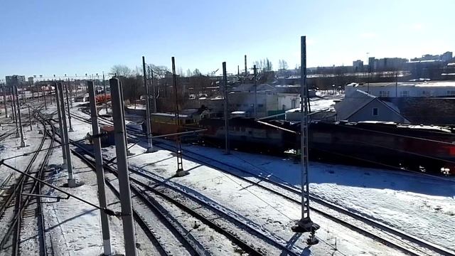 3М62У-0046. Толкает СДПМ. Товарная станция. Петрозаводск. Вид с моста. Солнечный день. Тифон. смотреть онлайн