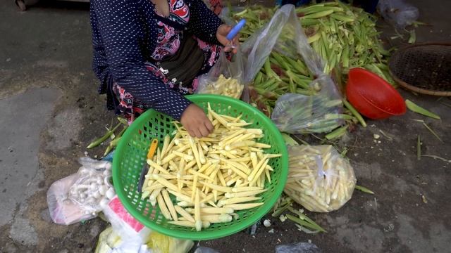 Massive food supplies at Takhmao Thmey market, Cambodian open food marketplace смотреть онлайн
