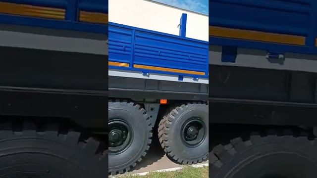 Синий МАЗ вездеход, с полуприцепом 975800./Blue MAZ all-terrain vehicle, with a semi-trailer 975800 смотреть онлайн
