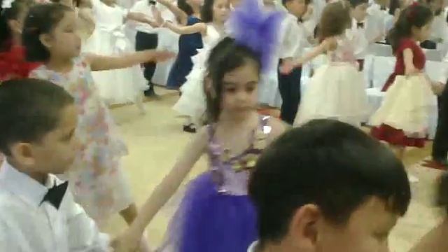 Мальчик и Девочка танцуют смотреть онлайн