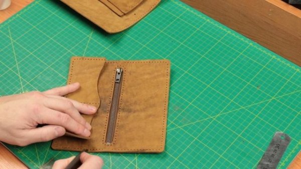 Портмоне из кожи своими руками. Простое портмоне - лонгер, на кнопке, с карманом на молнии.
