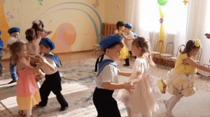 Веселый парный танец в средней группе