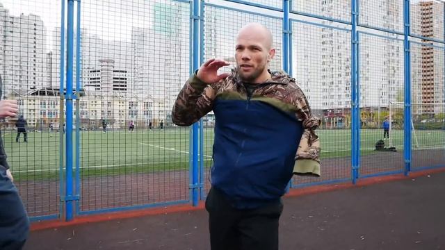Как защититься с ОДНОЙ РУКОЙ в уличной драке. Сможешь? смотреть онлайн