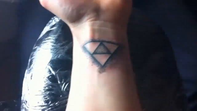 Triforce dotwork tattoo смотреть онлайн