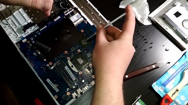 Разборка ноутбука Samsung NP300V5A. Очистка от пыли. Замена термопасты. Сборка. Очистка Windows. смотреть онлайн