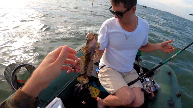 РЫБАЛКА НА КРУПНОГО БЫЧКА НА МОРЕ. Ловля бычка на куриные сердечки смотреть онлайн