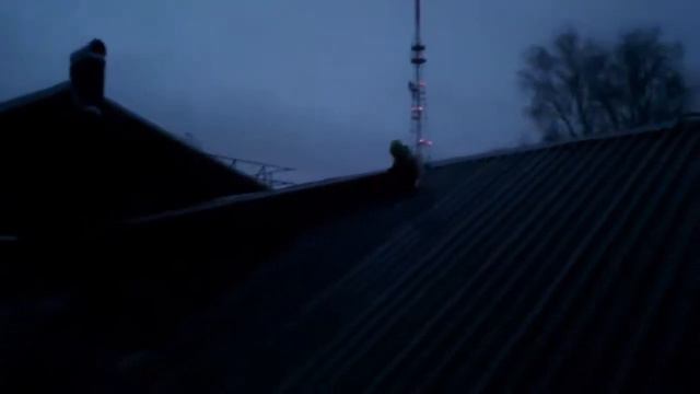 Скатывается с Крыши!!! смотреть онлайн