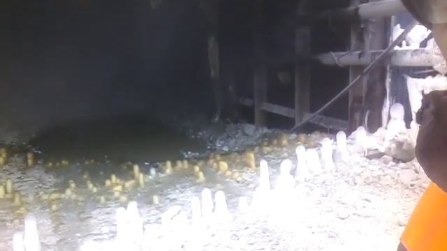 Устье наклонного съезда и сталагмиты смотреть онлайн
