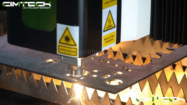 Станок для резки металла, волоконный лазер 1800W Yaskawa Servo machine смотреть онлайн