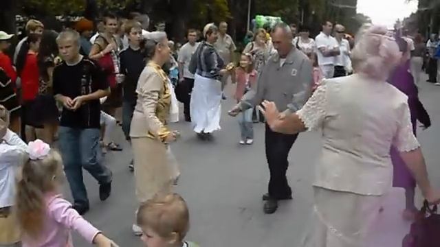 г. Волгоград Аллея героев (танцы бабульки) смотреть онлайн