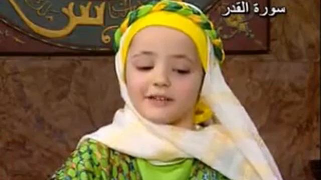 маленькая девочка очень красиво читает Коран)))