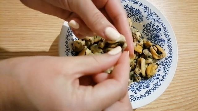 МИДИИ В СЛИВОЧНОМ СОУСЕ/КАК ЧИСТИТЬ И ВАРИТЬ МИДИИ смотреть онлайн