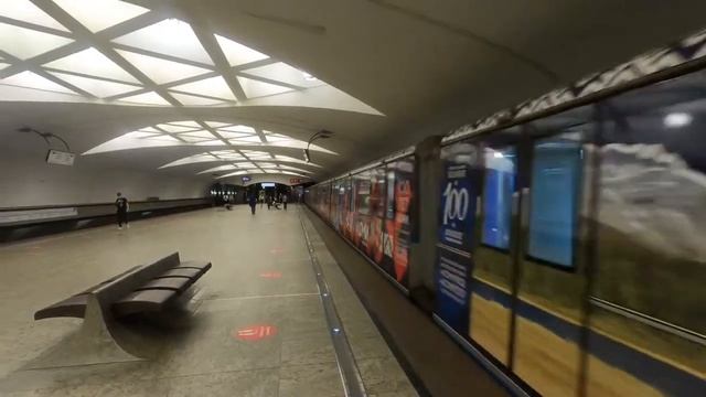 Именной поезд Русич “100 лет Республике Коми“ на станции Метро Строгино смотреть онлайн