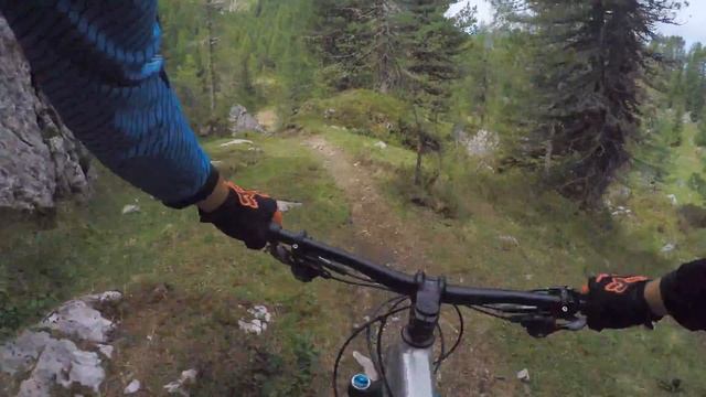 WAS THAT A BEAR? | Mountain biking the Latemar Supertrail in the Dolomites around Moena смотреть онлайн