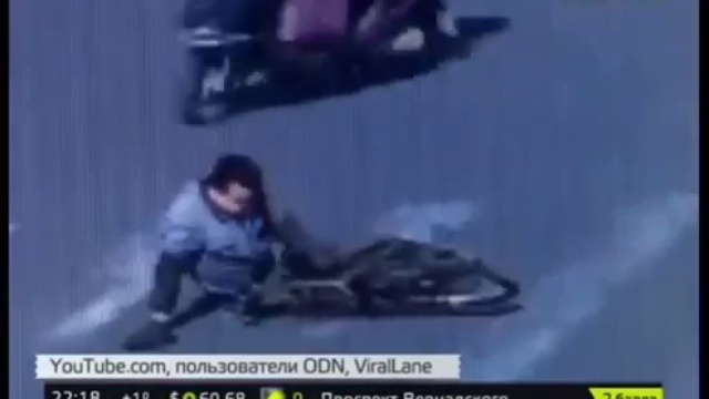 В Китае велосипедист попал под грузовик и остался невредим смотреть онлайн