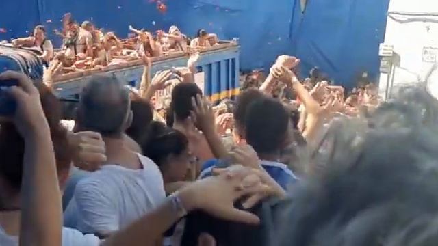 сомни помидор в руке чтобы не было мучительно больно и бросай в толпу