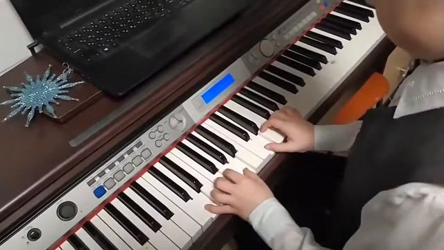 Soft Mozart Recital: Denis (7) plays Горячие булочки Ре мажор смотреть онлайн