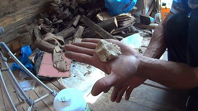 ЭкоБаня-Терраса-Приготовление опилок с клеем и заделка трещин бревна с изъянами смотреть онлайн