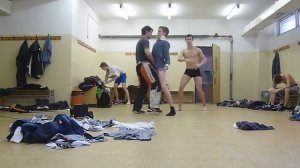 Молодняк в раздевалке спортзала