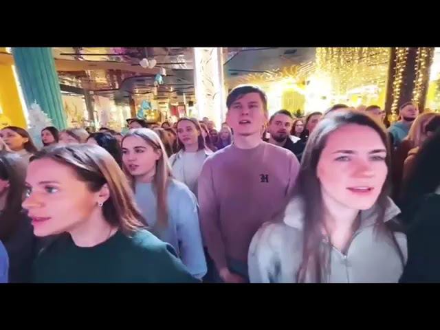 В Екатеринбурге работники «Сима-ленда» хором спели «Отче наш» смотреть онлайн