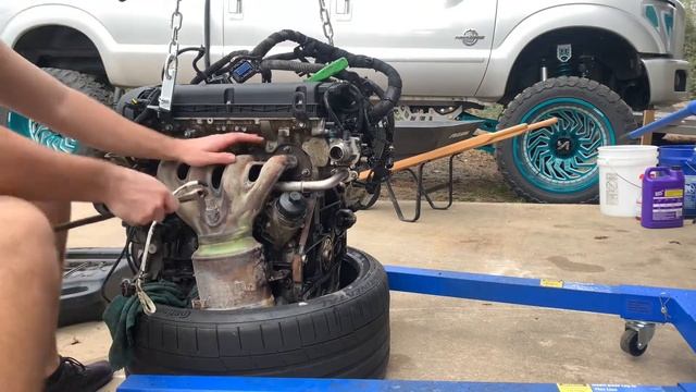 Pulling my Chevy Cruze 1.8 motor/trans out to fix seals and leaks смотреть онлайн