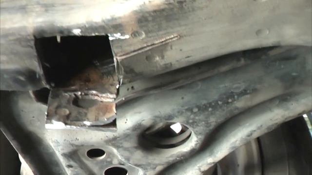 Прокручивается болт рычага. сорвалась резьба на гайке в подрамнике