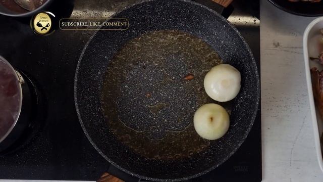 Γιορτινό πιάτο. Κρασάτο κοτόπουλο με μανιτάρια, μπέικον και κρεμμύδια!