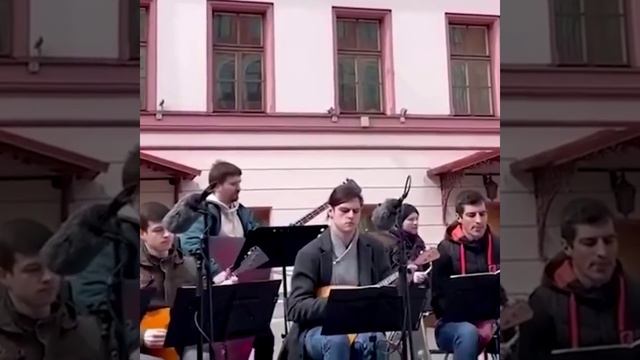 Балалаечники исполнили песни группы ABBA перед зданием генконсульства Швеции в Петербурге смотреть онлайн