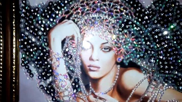 Инкрустация стразами картины . Выкладка алмазной мозаики стеклянными стразами и пайетками. смотреть онлайн