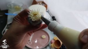 Оформляем торт за 50 минут. Цветы из крема шантифлекс. Упругий крем chantyflex.