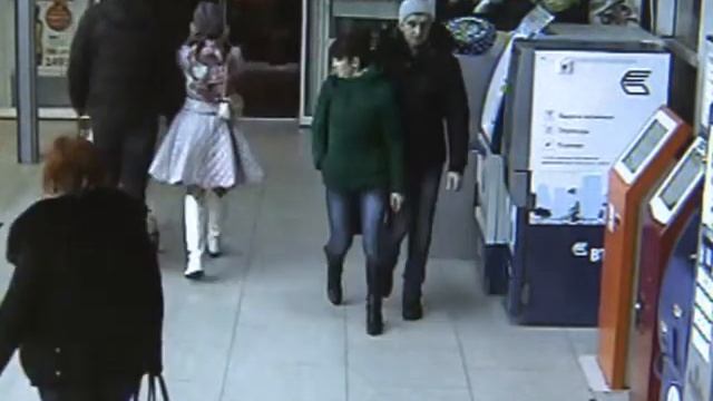 Парочка, которая украла из примерочной магазина чужой кошелек, попала в поле зрения камеры смотреть онлайн