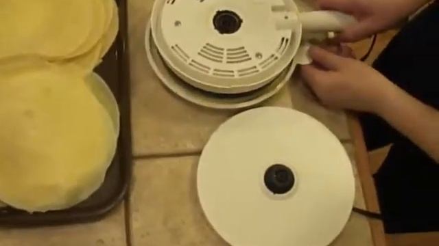 Crepes baking on a crapes maker смотреть онлайн