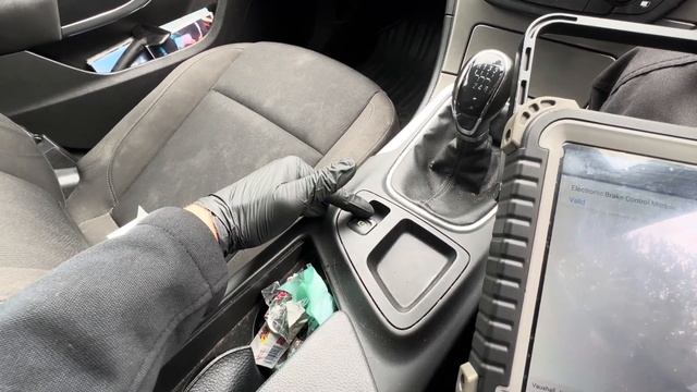 Vauxhall Insignia EPB malfunction - C0561 system disabled invalid data смотреть онлайн