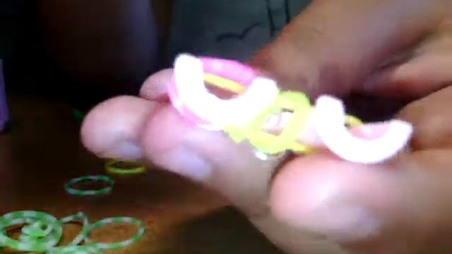 Плетение из резиночек БЕЗ станка круговой узелок смотреть онлайн