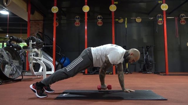 Планк с преместване на дъмбел встрани / Plank With A Dumbbell Pull-through