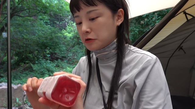 캠핑이 힘들때는 미니멀 세팅이죠 . 시원한 계곡있는 산골짜기에서 솔로 캠핑 . 계곡 물소리 ASMR смотреть онлайн