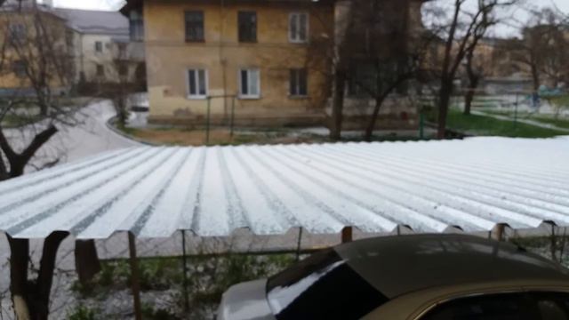 КЕРЧЬ 20. 03 2017 ПОШЕЛ ГРАД, А В КАПКАНАХ СЕЙЧАС ЛОЖАТ АСФАЛЬТ !!! смотреть онлайн