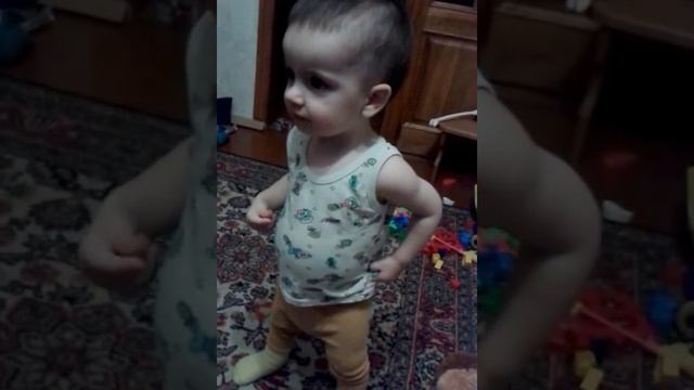 Танцы Ванечка1год3мес.Оля Полякова вызывает улыбку,и внимательно слушает смотреть онлайн