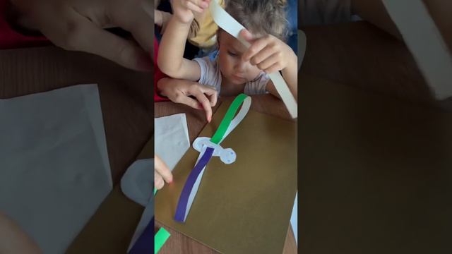 Эмилия на мастер классе , делает Жар-Птицу ??? #эмилия #мимика #блогер #blogger #поделки #likee смотреть онлайн