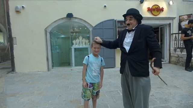 Илюшка. Смешная встреча с ЧАРЛИ ЧАПЛИНОМ! Meeting Charlie Chaplin! :) смотреть онлайн