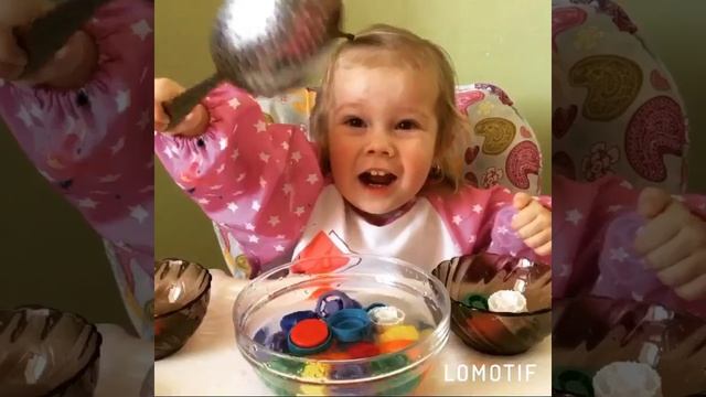 Развивающее занятие с дочкой . Крышки собираем от фрутоняни. смотреть онлайн