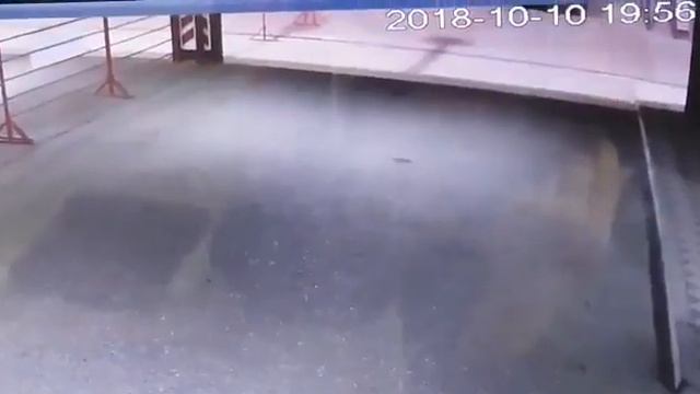 Обрушение фасада "Фабри" Стерлитамак (10.10.2018) смотреть онлайн
